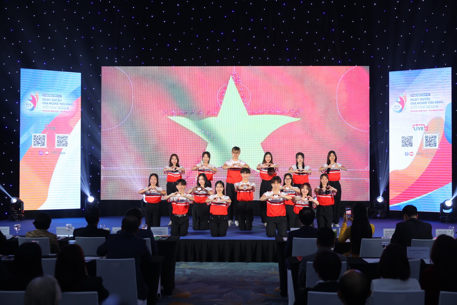 Tiết mục trình diễn flashmob do Amway Việt Nam phối hợp thực hiện hưởng ứng nhằm hưởng ứng Ngày Quyền của người tiêu dùng Việt Nam