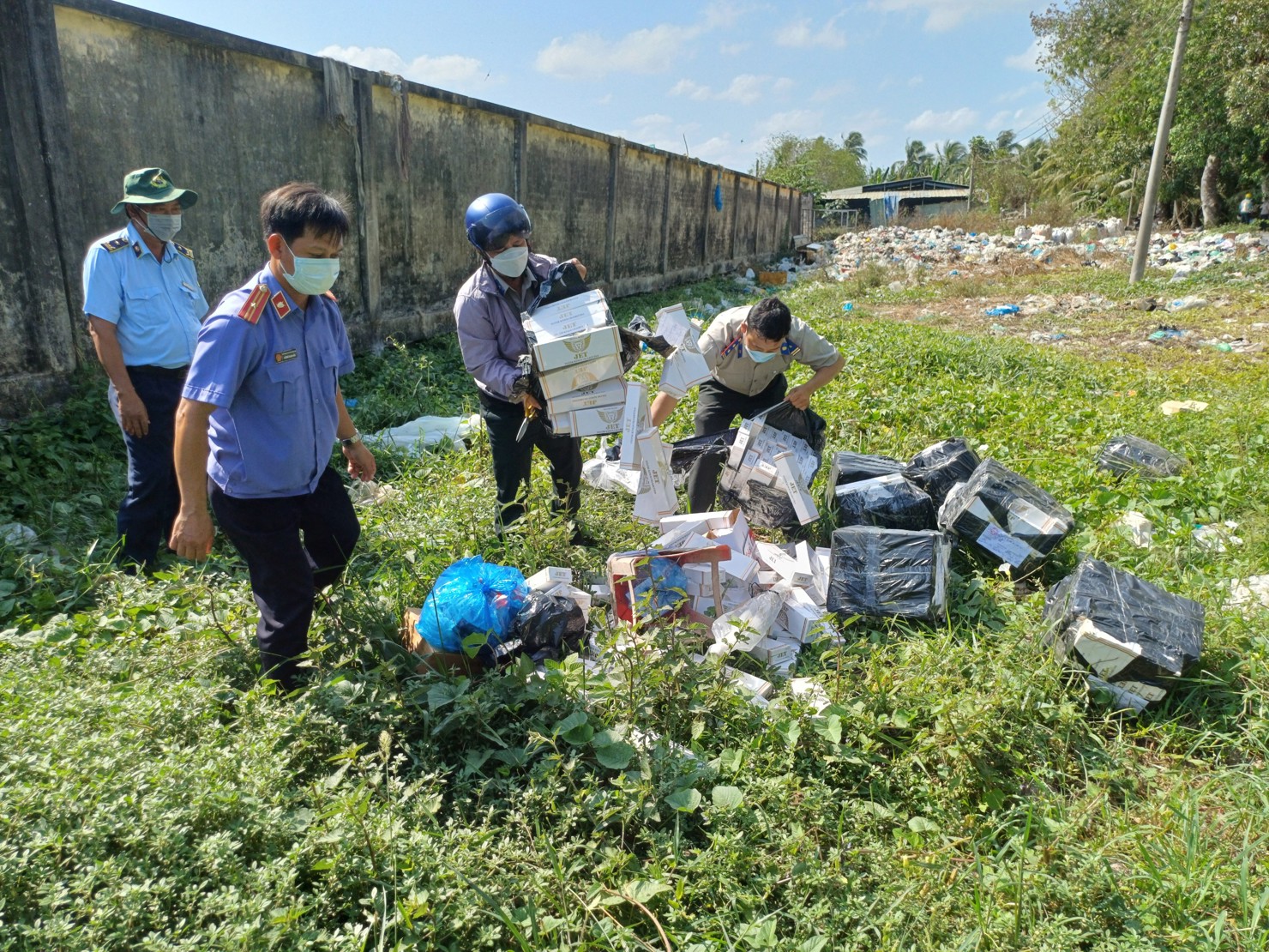 Hàng hóa tiêu hủy là 12.000 bao thuốc lá điếu nhập lậu bao gồm 7.000 bao Jet; 3.000 bao Hero và 2.000 bao Scott.
