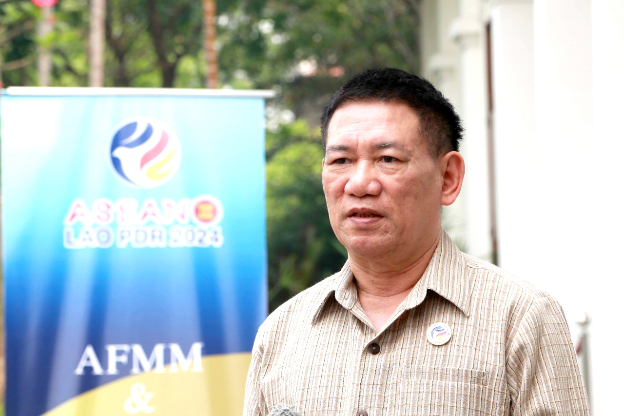 Bộ trưởng Bộ Tài chính Hồ Đức Phớc trao đổi với báo chí.