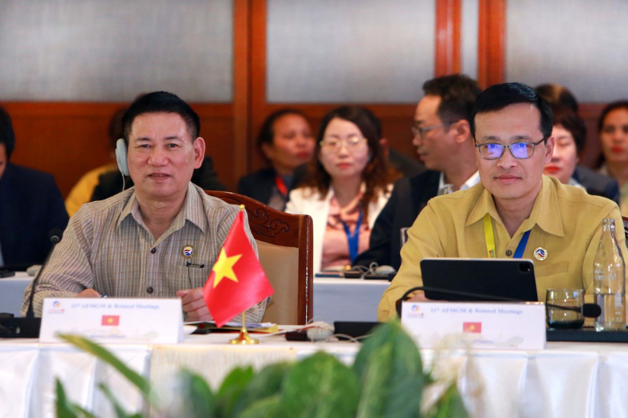 Bộ trưởng Hồ Đức Phớc và Phó Thống đốc Ngân hàng Nhà nước Việt Nam Phạm Quang Dũng dự Hội nghị AFMGM 11.