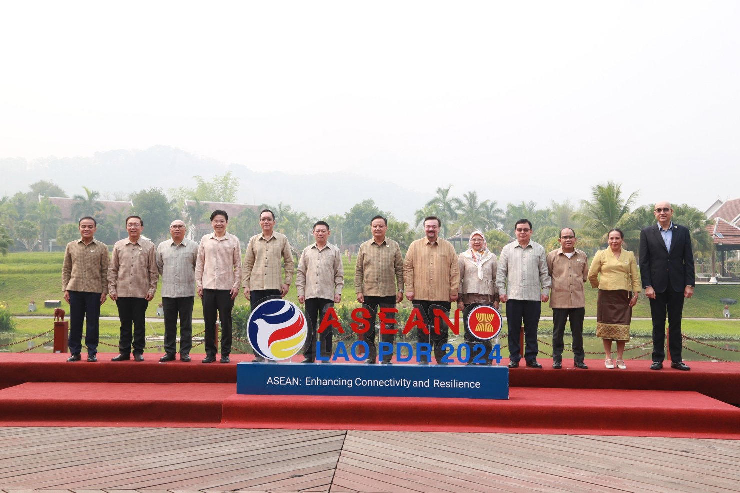 Các trưởng đoàn chụp ảnh lưu niệm sau Hội nghị AFMM 28. 