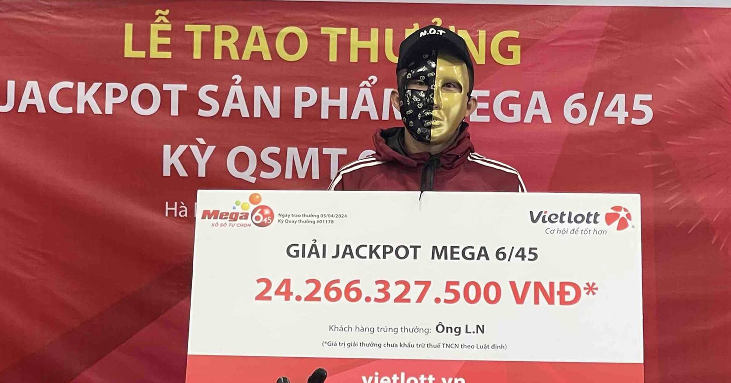 Anh L.N. nhận giải Jackpot trị giá hơn 25 tỷ đồng. Ảnh: Vietlott