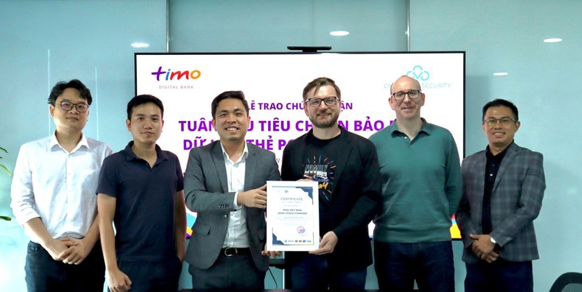 Ông Jonas Eichhorst đại diện ngân hàng số Timo nhận chứng chỉ PCI DSS 4.0 - tiêu chuẩn về an ninh thông tin được công nhận toàn cầu.