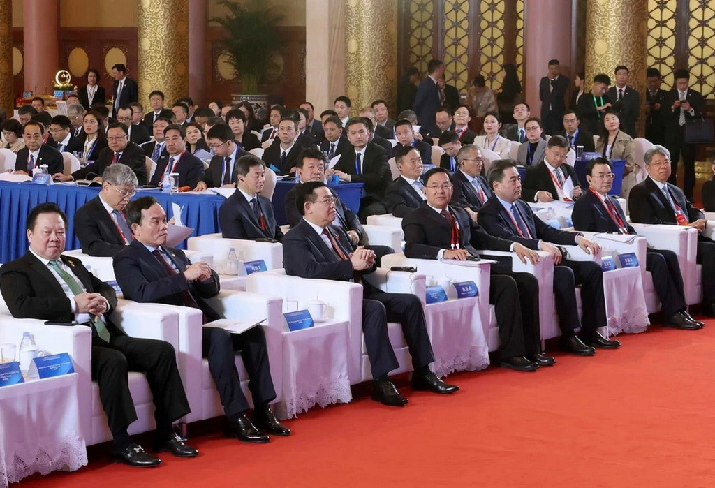 Chủ tịch Quốc hội Vương Đình Huệ dự “Cải cách doanh nghiệp nhà nước và quản lý vốn nhà nước tại doanh nghiệp Việt Nam - Trung Quốc”.