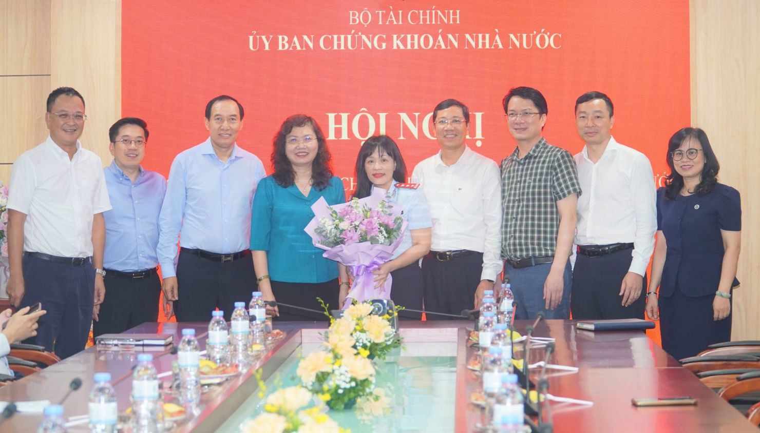 Ban Lãnh đạo UBCKNN cùng đại diện Ban Thường vụ Đảng ủy Bộ Tài chính và đại diện các đơn vị thuộc Ủy ban tặng hoa chúc mừng Tân Chánh Thanh tra UBCKNN.