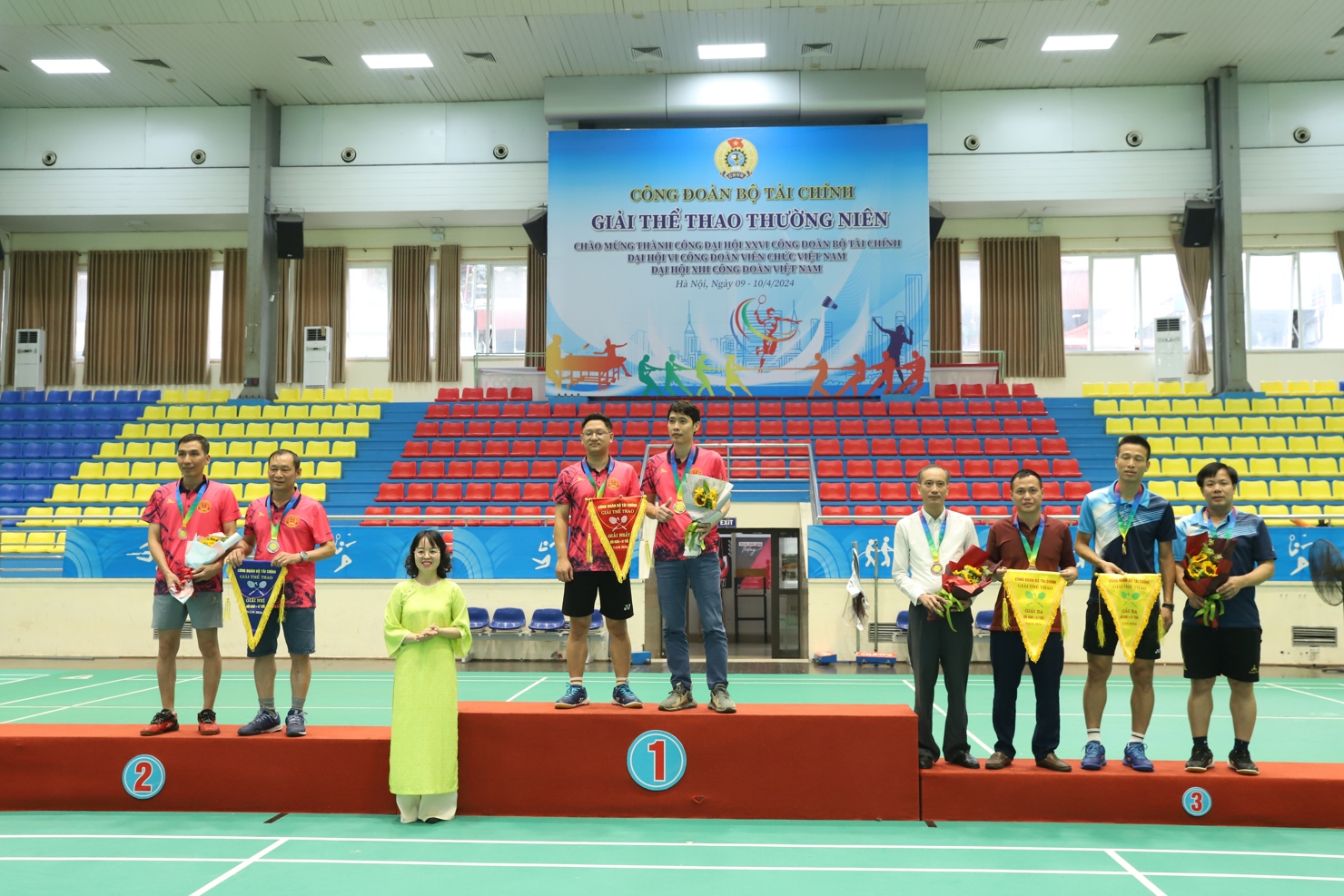 Ph&oacute; Chủ tịch C&ocirc;ng đo&agrave;n Bộ T&agrave;i ch&iacute;nh L&ecirc; Thị Hạnh trao giải v&agrave; động vi&ecirc;n tinh thần c&aacute;c vận động vi&ecirc;n.