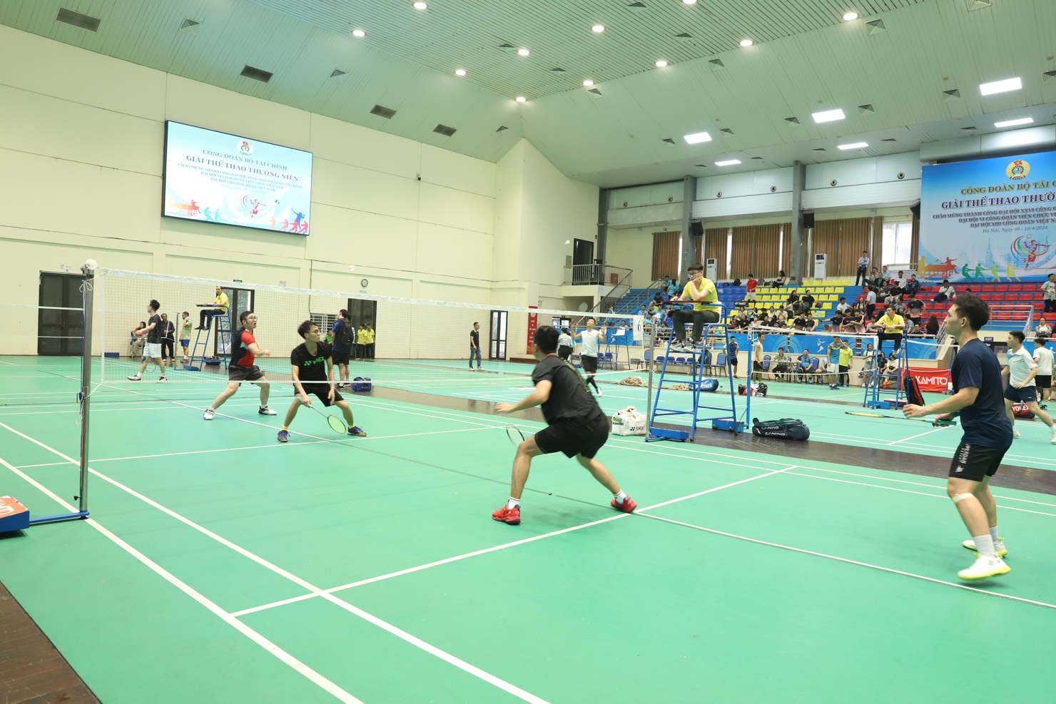 Trận chung kết cầu l&ocirc;ng đ&ocirc;i nam diễn ra trong sự cổ vũ nhiệt t&igrave;nh của c&aacute;c cổ động vi&ecirc;n.
