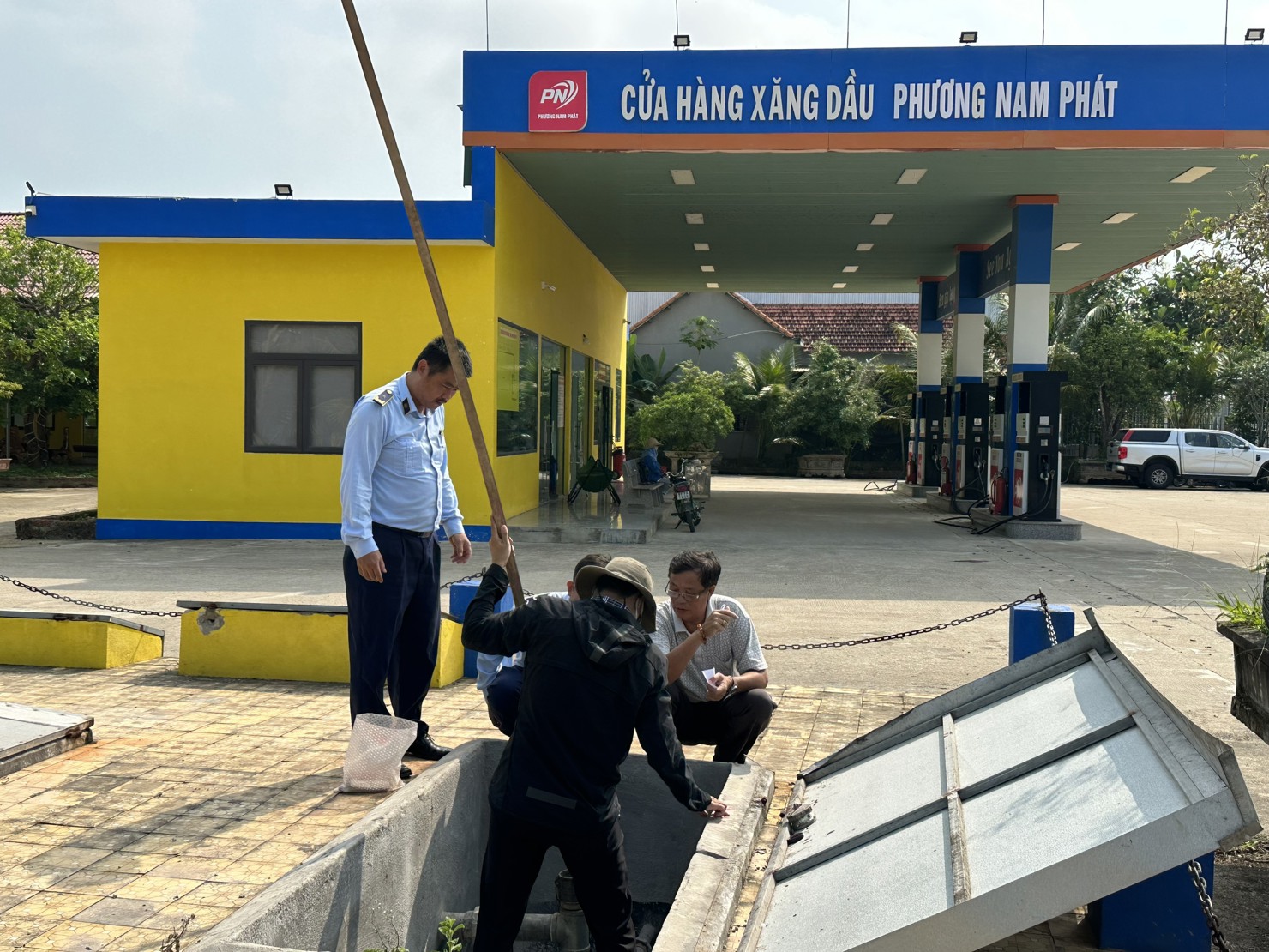 Cửa hàng bán lẻ xăng dầu Phương Nam Phát hoạt động bán lẻ xăng dầu khi không có giấy chứng nhận đủ điều kiện bán lẻ xăng dầu theo quy định.