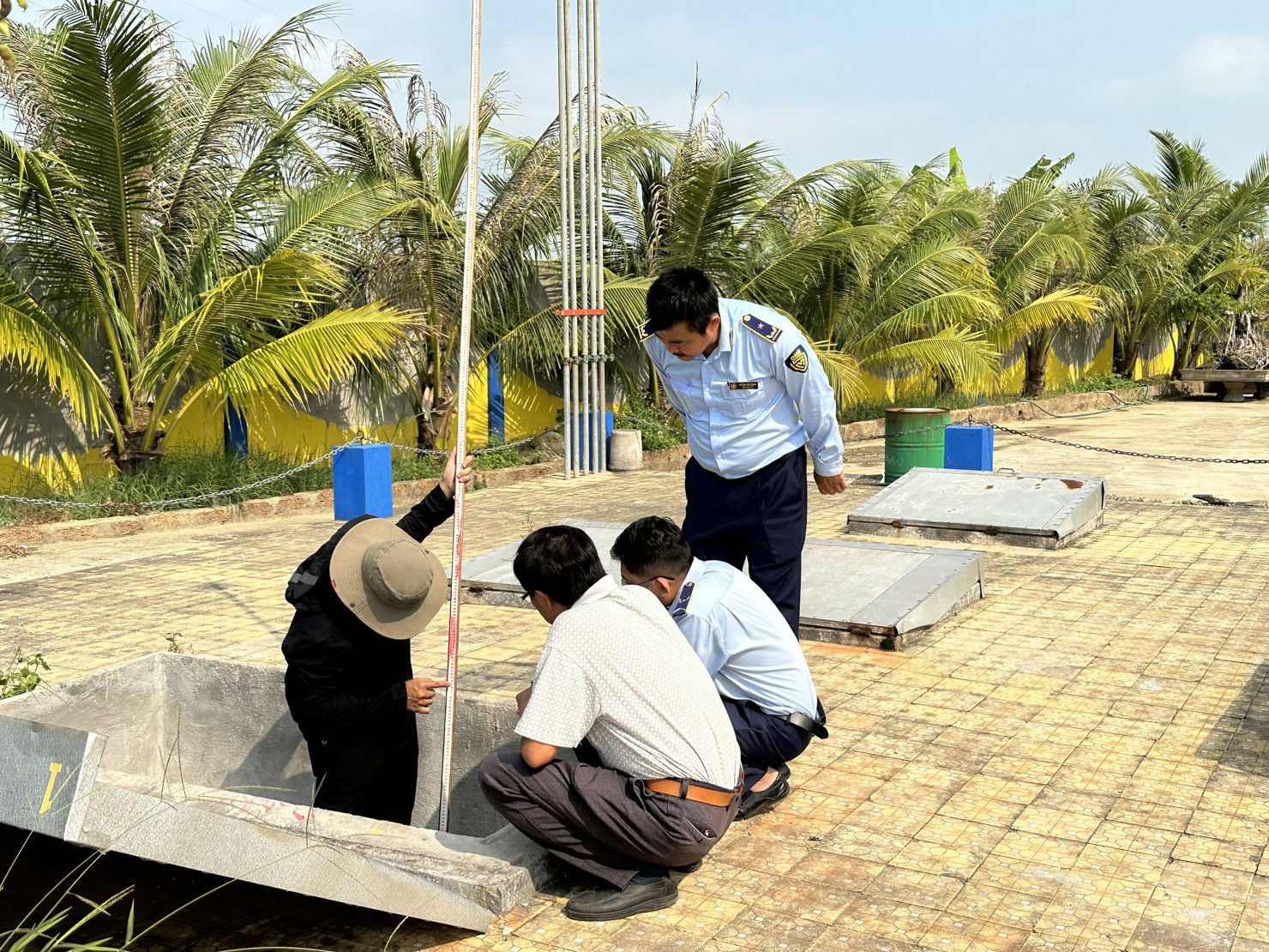 Bên cạnh công tác kiểm tra, kiểm soát, Đội QLTT số 2 cũng tăng cường tuyên truyền, phổ biến các quy định của pháp luật trong hoạt kinh doanh xăng dầu.