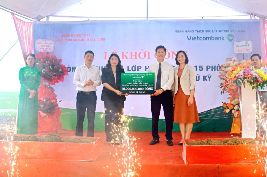&Ocirc;ng Nguyễn Xu&acirc;n Cao Cường - Gi&aacute;m đốc Vietcombank Hải Dương (đứng thứ hai từ phải sang) trao biển t&agrave;i trợ c&ocirc;ng tr&igrave;nh Trường tiểu học thị trấn Tứ Kỳ, huyện Tứ Kỳ, tỉnh Hải Dương