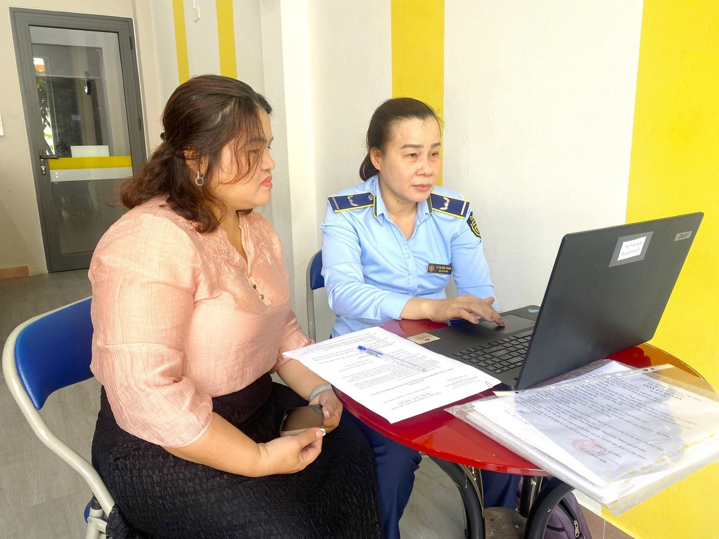 Đoàn kiểm tra của Đội Quản lý thị trường số 3 kiểm tra thực tế tại địa điểm kinh doanh 