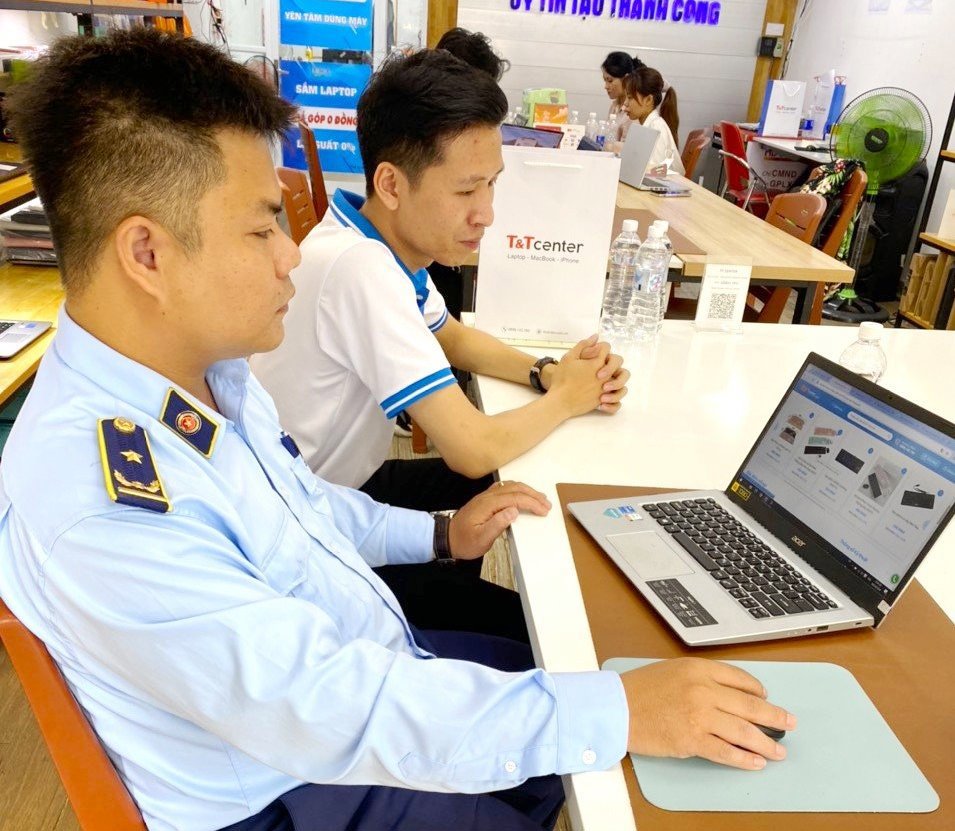 Đoàn kiểm tra của Đội Quản lý thị trường số 3 kiểm tra trực tiếp trên website bán hàng của đơn vị