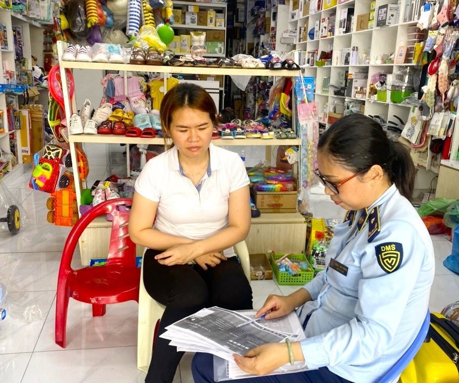 Đoàn kiểm tra của Đội Quản lý thị trường số 3 tuyền truyền các các quy định của pháp luật trong hoạt động thương mại điện tử.