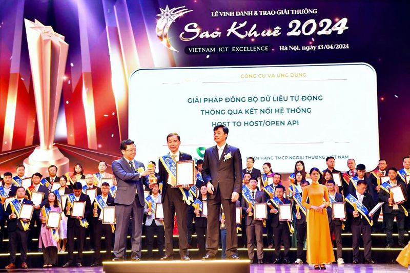 &Ocirc;ng L&ecirc; Văn Hợp - Ph&oacute; Gi&aacute;m đốc Trung t&acirc;m C&ocirc;ng nghệ th&ocirc;ng tin, đại diện Vietcombank nhận giải thưởng Sao Khu&ecirc; d&agrave;nh cho c&ocirc;ng cụ Host to Host/API Intergration