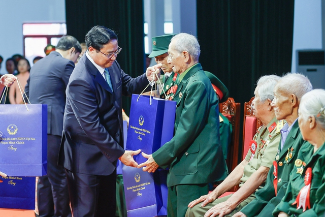 Thủ tướng Phạm Minh Chính trao quà tặng 139 đại biểu là chiến sĩ Điện Biên, thanh niên xung phong, dân công hỏa tuyến trực tiếp tham gia Chiến dịch Điện Biên Phủ có mặt tại sự kiện.