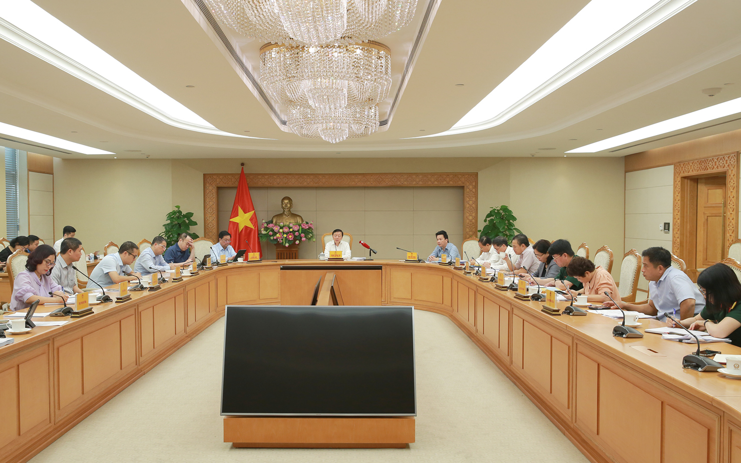 Phó Thủ tướng Trần Hồng Hà cho ý kiến chỉ đạo về những vướng mắc, vấn đề cần lưu ý trong quá trình xây dựng các nghị định hướng dẫn thi hành Luật Đất đai năm 2024. (Ảnh: VGP/Minh Khôi)