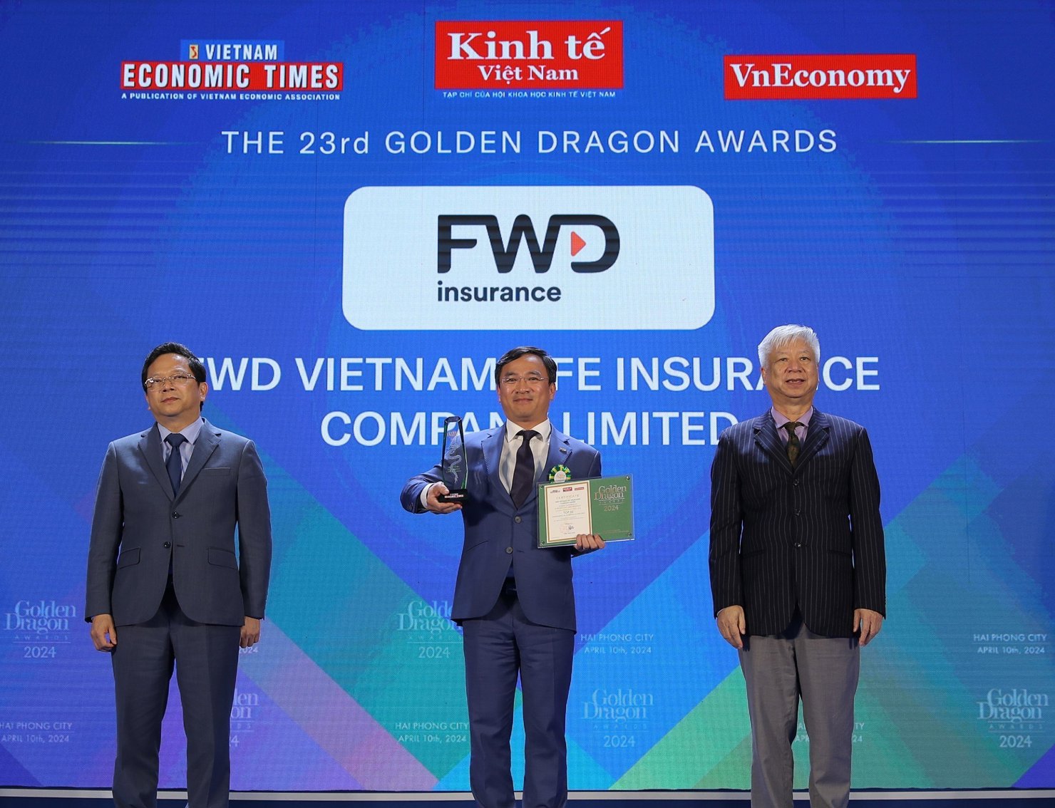 &Ocirc;ng L&ecirc; Anh Tuấn - Ph&oacute; Tổng Gi&aacute;m đốc quản trị FWD Việt Nam nhận Giải thưởng Rồng V&agrave;ng 2024 ghi nhận những nỗ lực của FWD trong h&agrave;nh tr&igrave;nh n&acirc;ng cao trải nghiệm kh&aacute;ch h&agrave;ng.