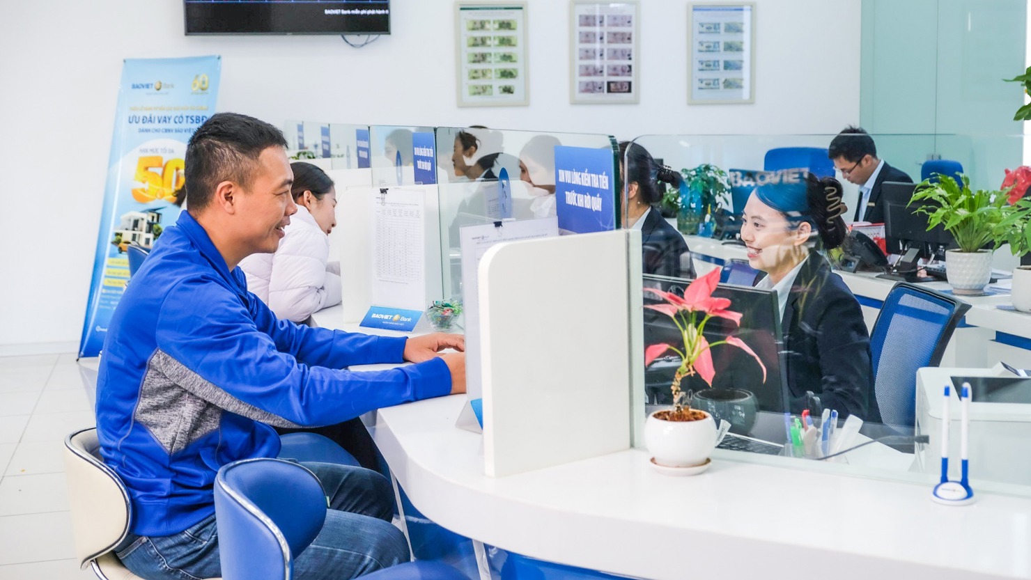 Năm 2024, BAOVIET Bank đẩy mạnh khai thác tệp khách hàng thuộc hệ sinh thái Bảo Việt nhằm gia tăng dư nợ cho vay cá nhân bằng sản phẩm vay chuyên biệt, mức lãi suất và phí hấp dẫn.