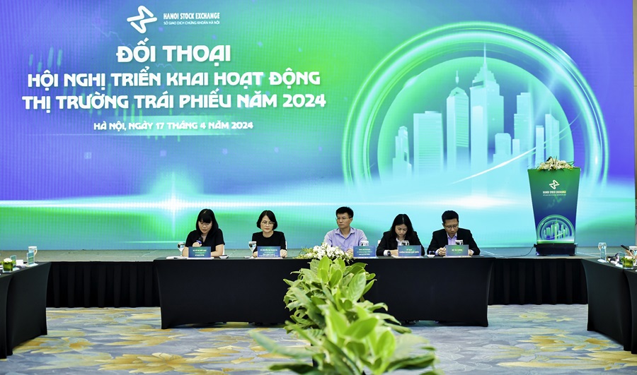 Phi&ecirc;n tọa đ&agrave;m.