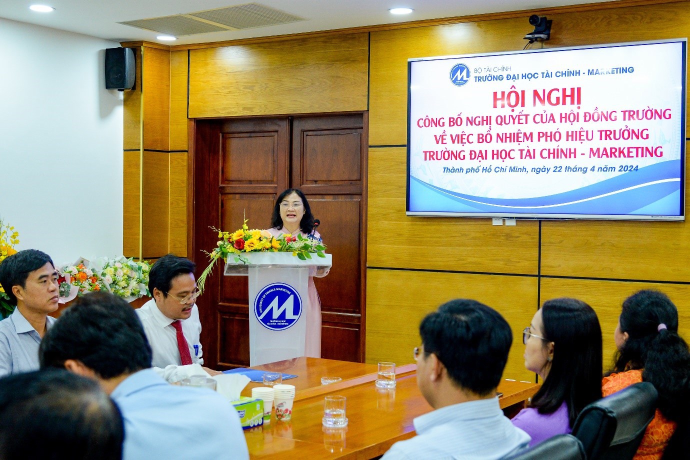 PGS,. TS. Hồ Thủy Tiên-Bí thư Đảng ủy, Chủ tịch Hội đồng trường phát biểu giao tại Hội nghị.
