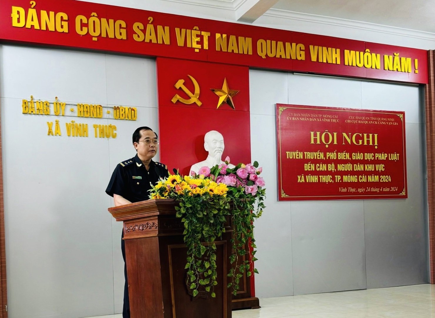Ông Nguyễn Biên Hòa – Phó Chi cục trưởng Chi cục Hải quan cửa khẩu cảng Vạn Gia tuyên truyền tại hội nghị.