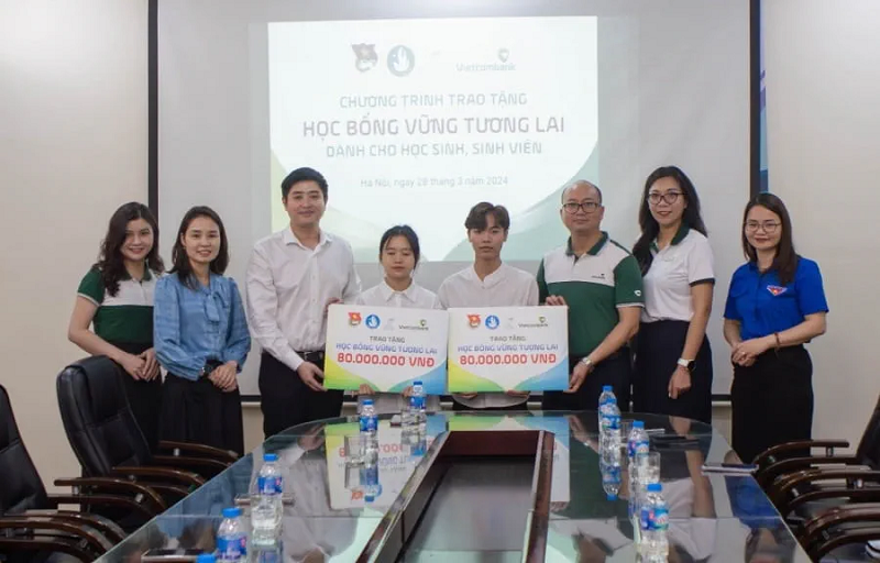 Ông Lâm Tùng - Phó Trưởng ban Thanh niên trường học Trung ương Đoàn (thứ 3 từ trái sang) và ông Dương Bảo Trung - Bí thư Đoàn Thanh niên Vietcombank (thứ 3 từ phải sang) trao tặng học bổng loại A đến các em học sinh nghèo vượt khó