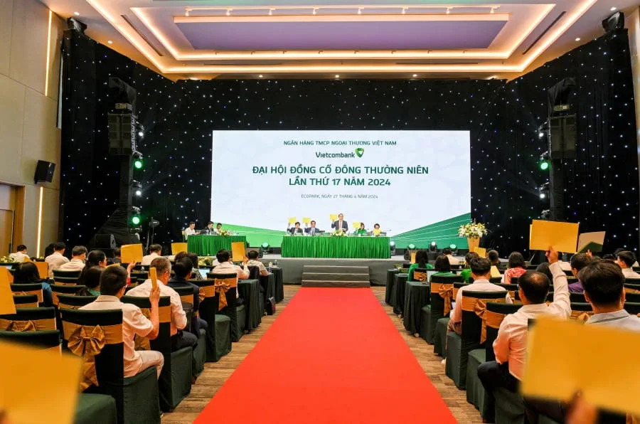Ban Chủ toạ và các cổ đông biểu quyết thông qua các nội dung họp