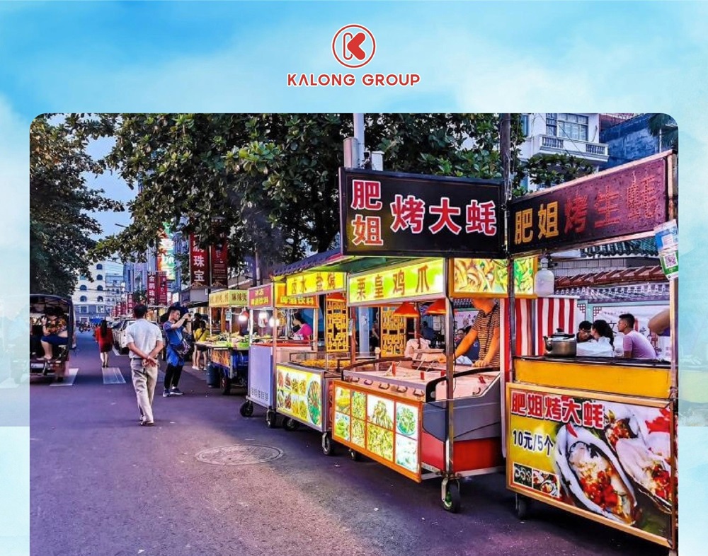 Phố King Đông Hưng là con phố tập trung nhiều các cửa hàng đồ ăn vặt, quầy hàng ẩm thực nổi tiếng.