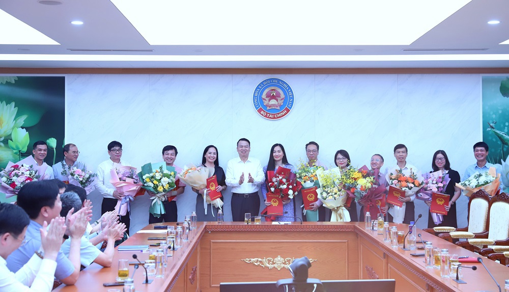 Thứ trưởng Bộ Tài chính Nguyễn Đức Chi trao Quyết định, tặng hoa chúc mừng cho 12 đồng chí nhận quyết định điều động, bổ nhiệm. 