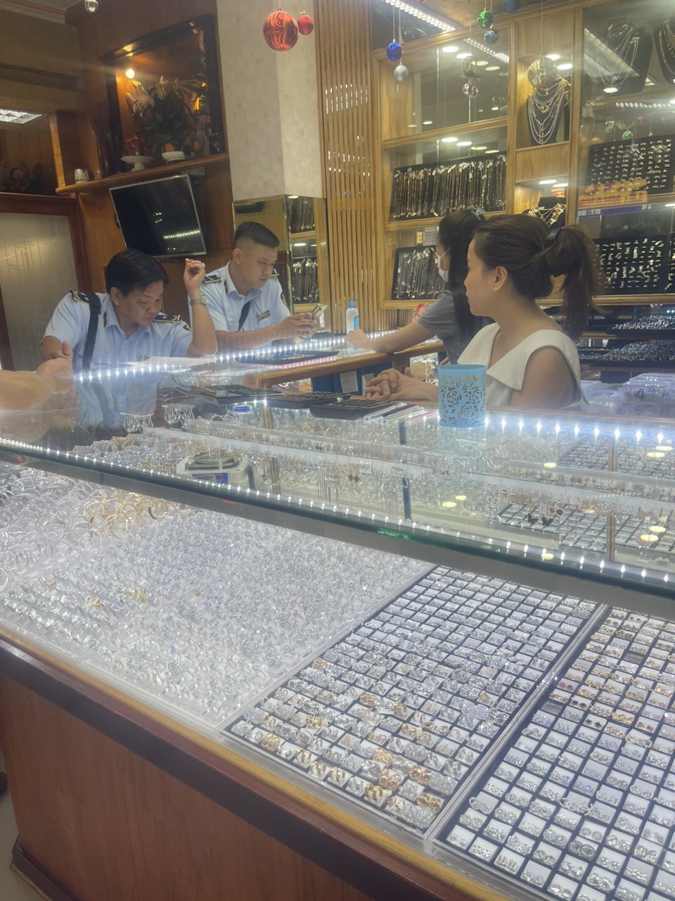 Cục QLTT Kiên Giang tăng cường kiểm tra hoạt động kinh doanh vàng 