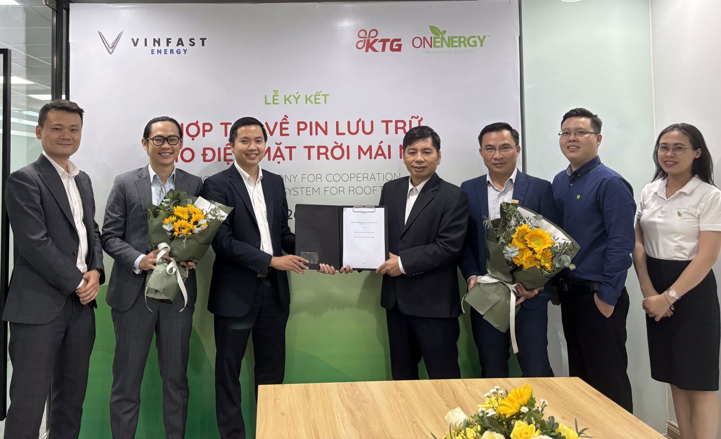 Ông Võ Lê Duy Đức - Giám đốc Đầu tư và Phát triển Năng lượng VinFast (bên trái) và Ông Trần Ngọc Tuấn Khanh - Tổng Giám đốc Công ty ON Energy ký kết thỏa thuận hợp tác. Ảnh: Vinfast