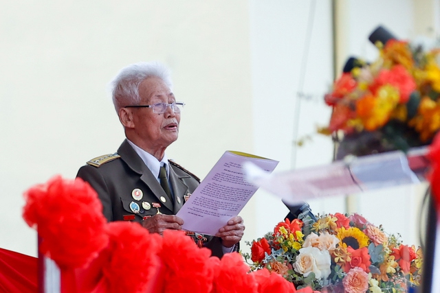 Cựu chiến binh Phạm Đức Cư, đại diện chiến sĩ Điện Bi&ecirc;n v&agrave; c&aacute;c lực lượng tham gia chiến dịch Điện Bi&ecirc;n Phủ ph&aacute;t biểu tại buổi lễ - Ảnh: VGP/Nhật Bắc