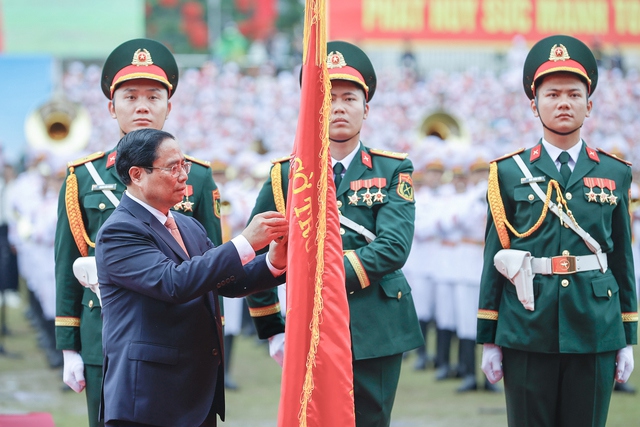 Thay mặt l&atilde;nh đạo Đảng, Nh&agrave; nước, Ủy vi&ecirc;n Bộ Ch&iacute;nh trị, Thủ tướng Ch&iacute;nh phủ Phạm Minh Ch&iacute;nh trao tặng Hu&acirc;n chương Độc lập hạng Nhất cho Đảng bộ, ch&iacute;nh quyền v&agrave; nh&acirc;n d&acirc;n c&aacute;c d&acirc;n tộc tỉnh Điện Bi&ecirc;n - Ảnh: VGP/Nhật Bắc