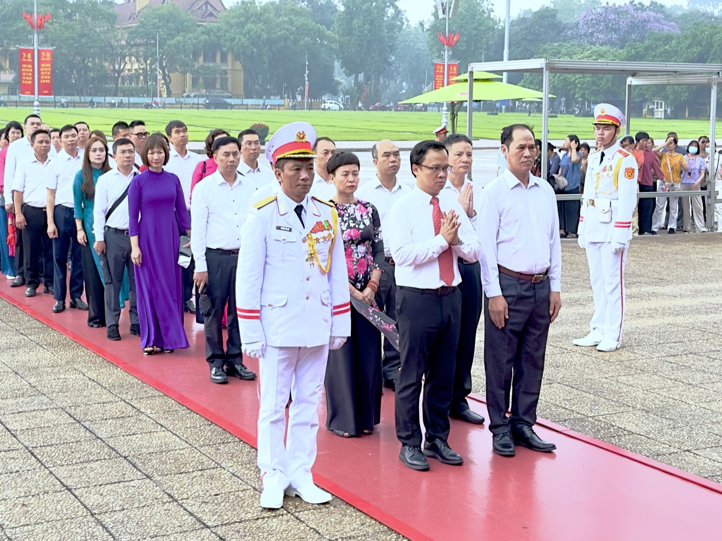 C&aacute;c đại biểu v&agrave;o Lăng viếng Chủ tịch Hồ Ch&iacute; Minh.