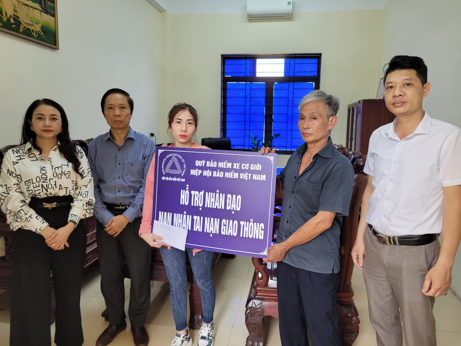 Đại diện Quỹ Bảo hiểm xe cơ giới cũng trao hỗ trợ nhân đạo cho gia đình nạn nhân Đoàn Văn Huyên.