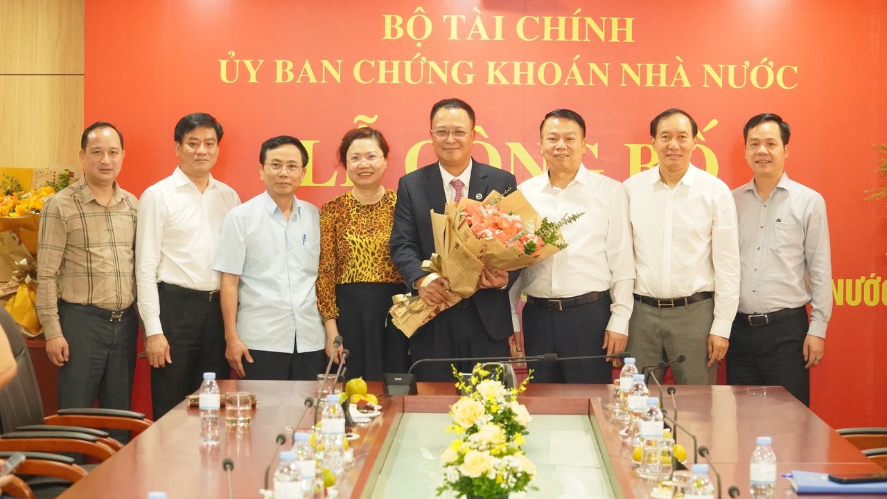 Lãnh đạo Bộ Tài chính, Lãnh đạo UBCKNN chúc mừng Tân Phó chủ tịch UBCKNN.