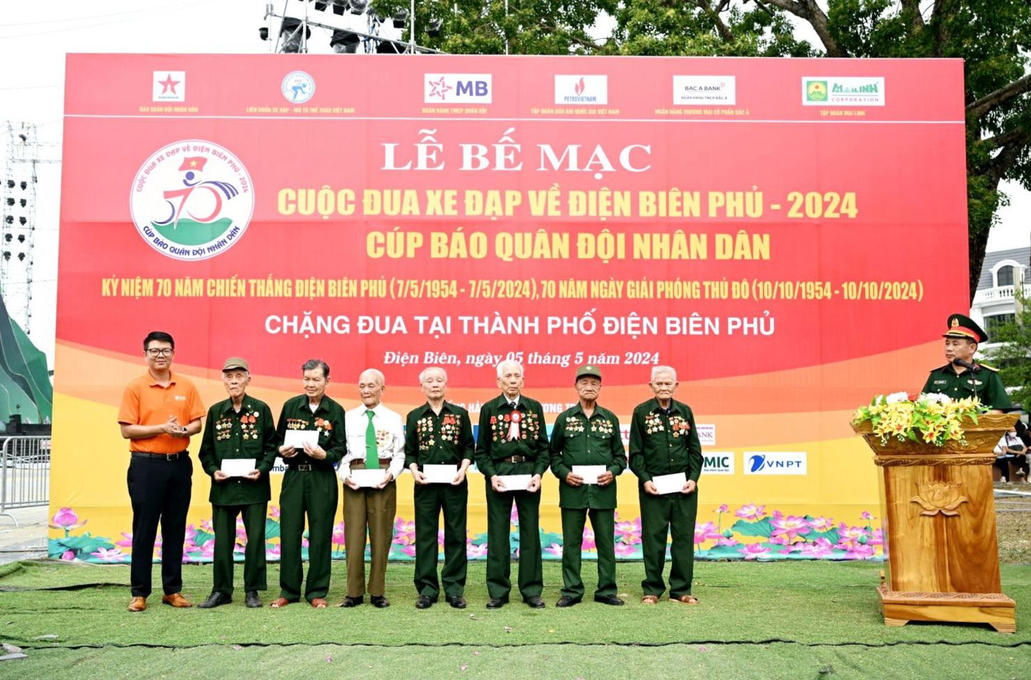 &Ocirc;ng Vũ Mạnh Qu&yacute; &ndash; Gi&aacute;m đốc SHB Sơn La (ngo&agrave;i c&ugrave;ng b&ecirc;n tr&aacute;i) đại diện ng&acirc;n h&agrave;ng trực tiếp thăm hỏi v&agrave; tri &acirc;n tới c&aacute;c Cựu chiến binh