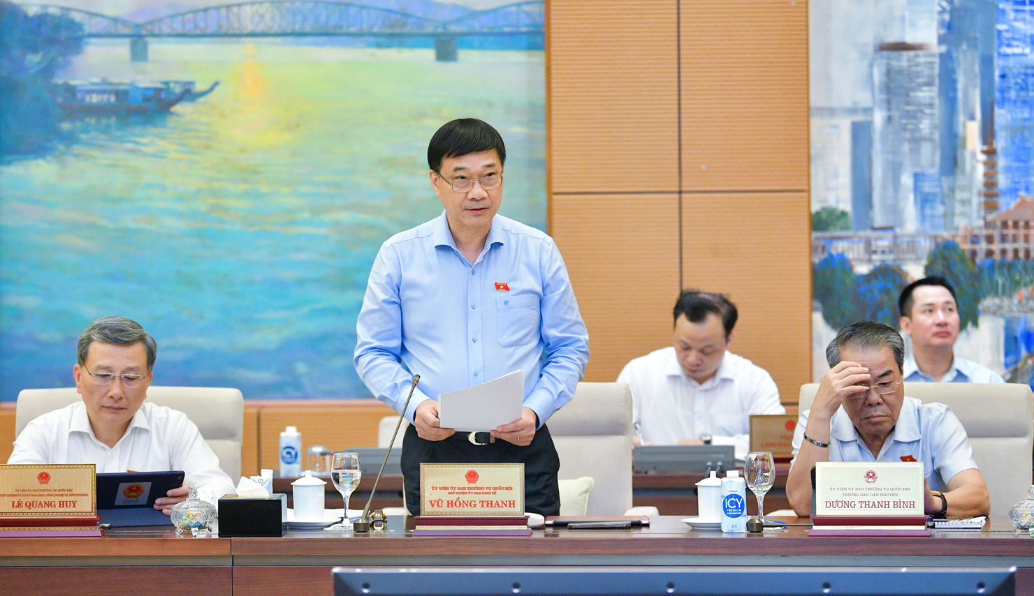 Chủ nhiệm Ủy ban Kinh tế Vũ Hồng Thanh trình bày báo cáo thẩm tra tại Phiên họp.