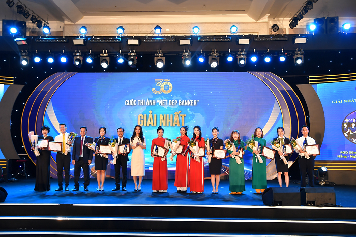 Ban Tổ chức trao Giấy chứng nhận cho các thí sinh đạt giải Cuộc thi ảnh Nét đẹp Banker. Đại diện Vietcombank với tác phẩm “Sức xanh Việt Nam” – Văn phòng đại diện phía Nam đứng thứ 2 từ trái sang 