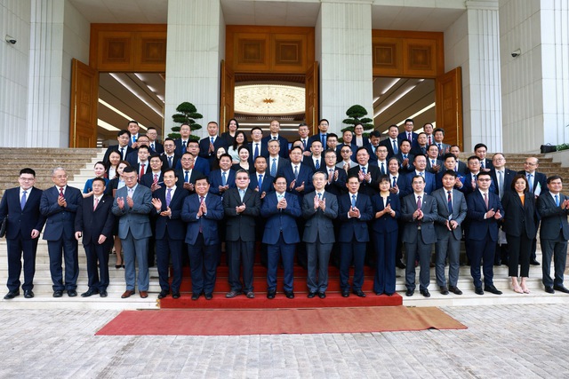 Thủ tướng Phạm Minh Chính chụp ảnh lưu niệm với các doanh nghiệp Trung Quốc tiêu biểu trong lĩnh vực phát triển kinh tế xanh, kinh tế số - Ảnh: VGP/Nhật Bắc