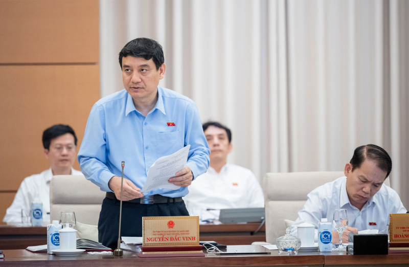 Chủ nhiệm Ủy ban Văn hóa, Giáo dục Nguyễn Đắc Vinh trình bày Báo cáo thẩm tra Đề xuất chủ trương đầu tư Chương trình. Ảnh: Hồ Long 