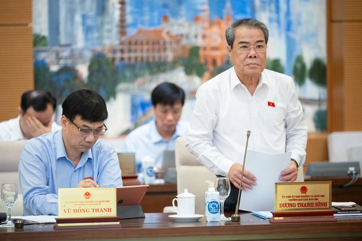 Trưởng Ban Dân nguyện Dương Thanh Bình báo cáo tại Phiên họp. 