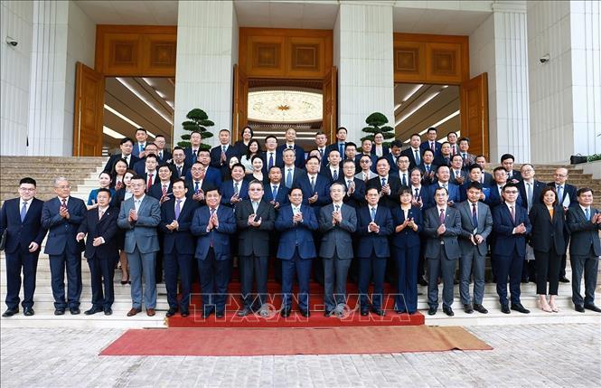 Thủ tướng Phạm Minh Chính với lãnh đạo các doanh nghiệp Trung Quốc tiêu biểu trong lĩnh vực kinh tế xanh, kinh tế số. Ảnh: Dương Giang - TTXVN. 