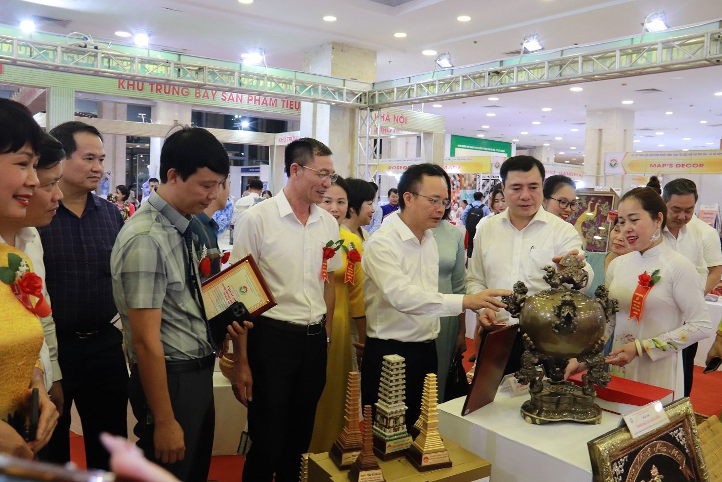 Lãnh đạo Bộ Công Thương thăm gian hàng tại Hội chợ triển lãm hàng công nghiệp nông thôn tiêu biểu khu vực phía Bắc - Hà Nội.