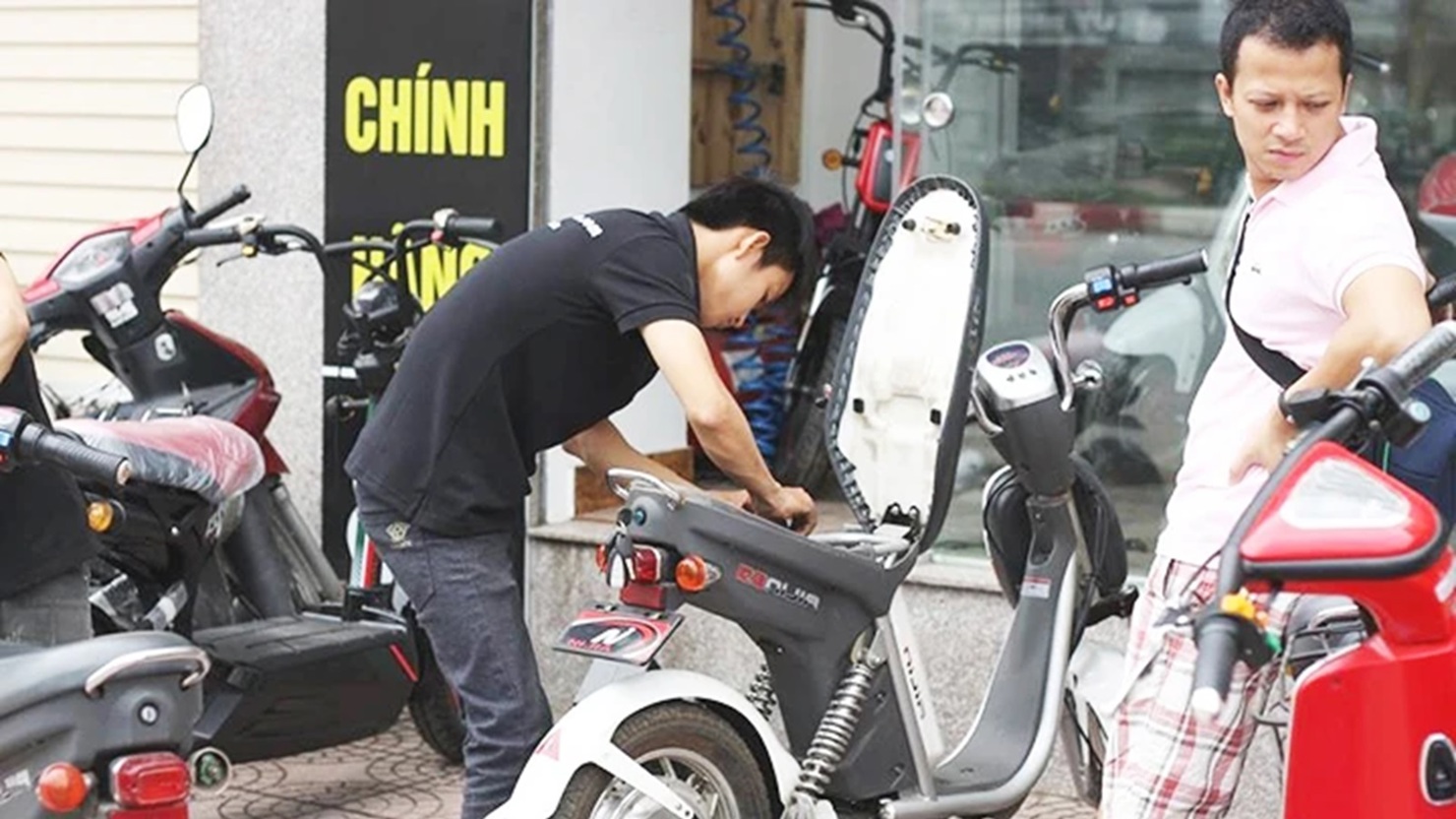 Ng&agrave;y nay xu hướng d&ugrave;ng xe điện ng&agrave;y c&agrave;ng nhiều, nhưng kh&ocirc;ng phải ai cũng biết sạc điện cho đ&uacute;ng c&aacute;ch để đảm bảo an to&agrave;n v&agrave; k&eacute;o d&agrave;i tuổi thọ của pin.&nbsp;