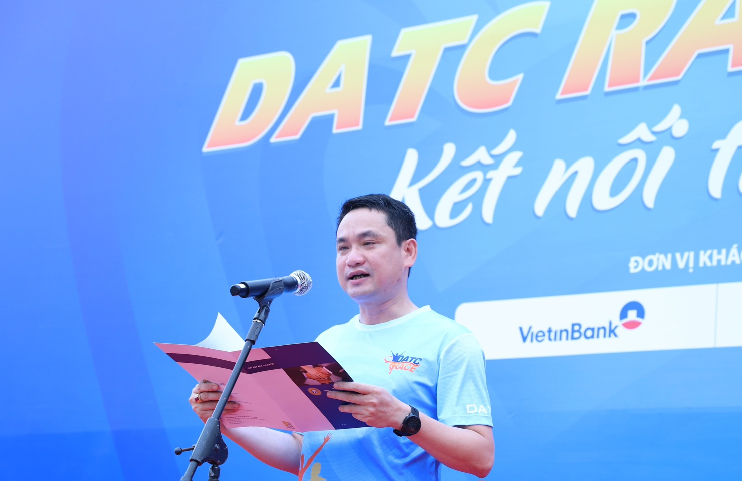 Ông Nguyễn Danh Dũng - Phó Tổng giám đốc DATC phát biểu khai mạc giải chạy.