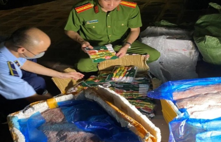 Lực lượng chức năng Hà Nội phát hiện, tiêu hủy 6,8 tấn thị đông lạnh không rõ nguồn gốc thời gian qua. (Ảnh: vtv.vn)