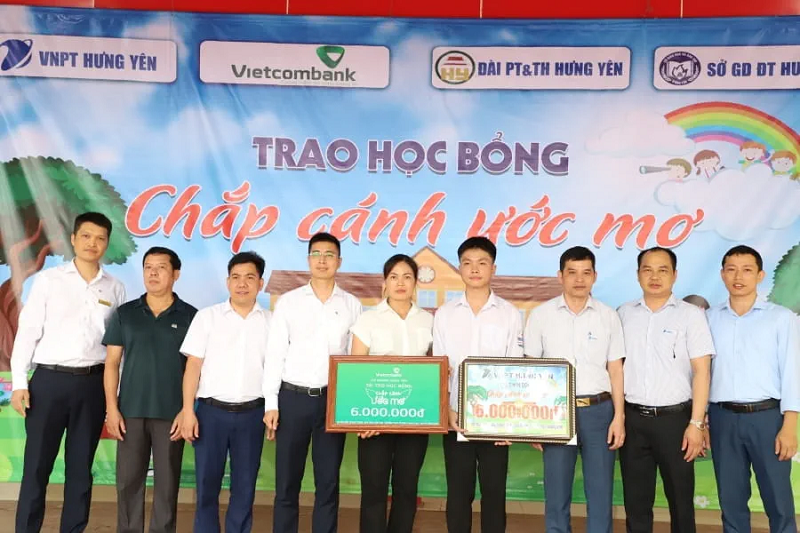 Đại diện các đơn vị tham gia chương trình trao học bổng tại trường THPT Dương Quảng Hàm chụp ảnh lưu niệm sau sự kiện cùng các em học sinh nhận học bổng 