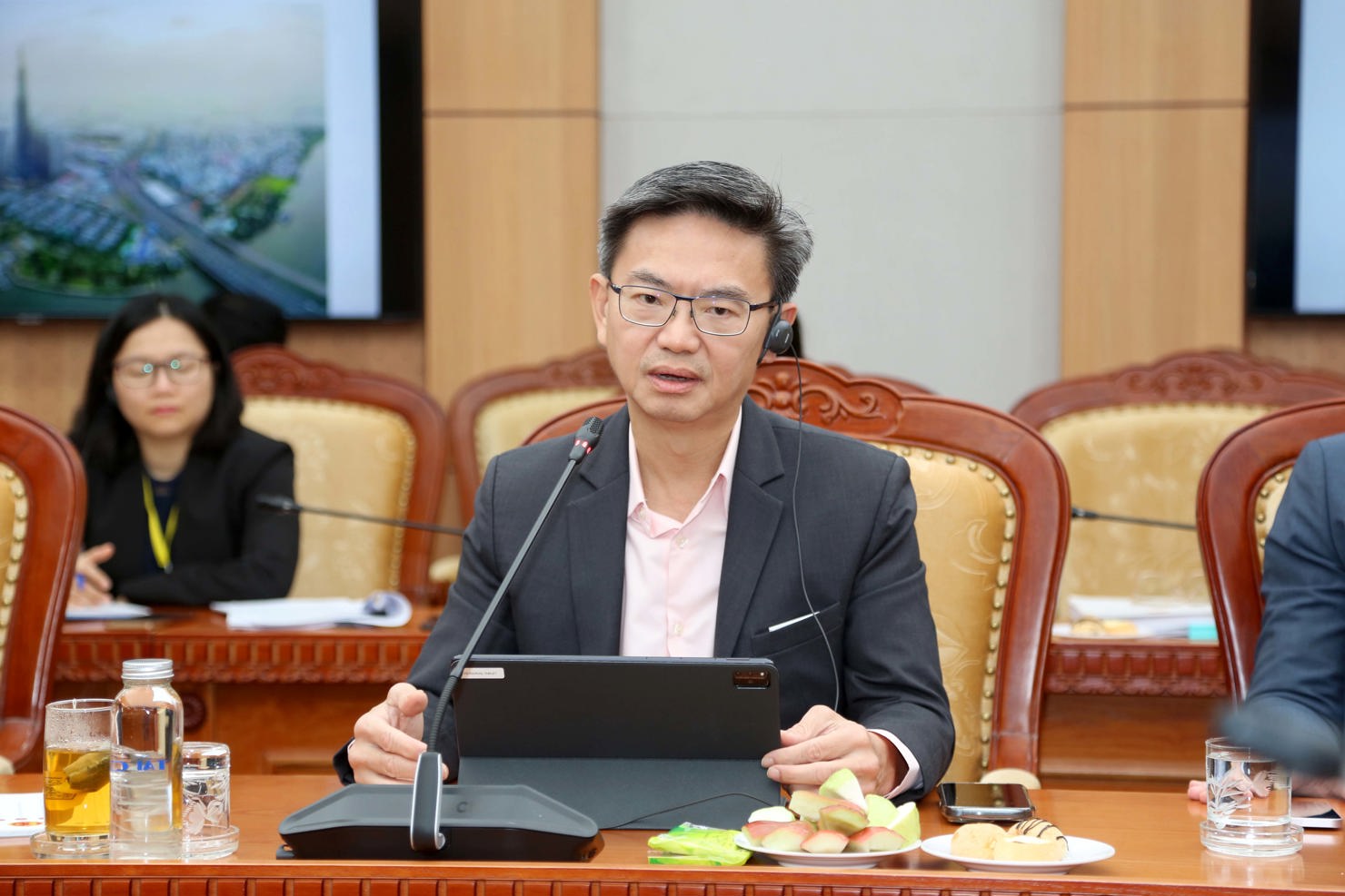  Ông Kim Eng Tan - Giám đốc Cấp cao của S&P Global Ratings phát biểu tại cuộc làm việc.