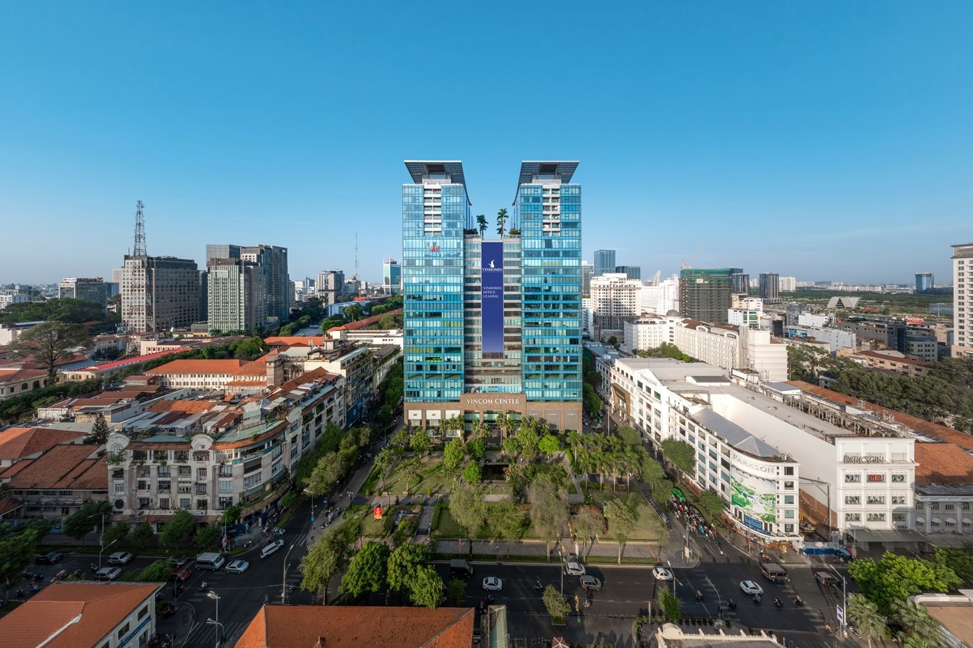 Vincom Center Đồng Khởi sở hữu vị tr&iacute; kim cương tại trung t&acirc;m Quận 1, TP.HCM kh&oacute; t&ograve;a nh&agrave; n&agrave;o s&aacute;nh được. Ảnh: TG